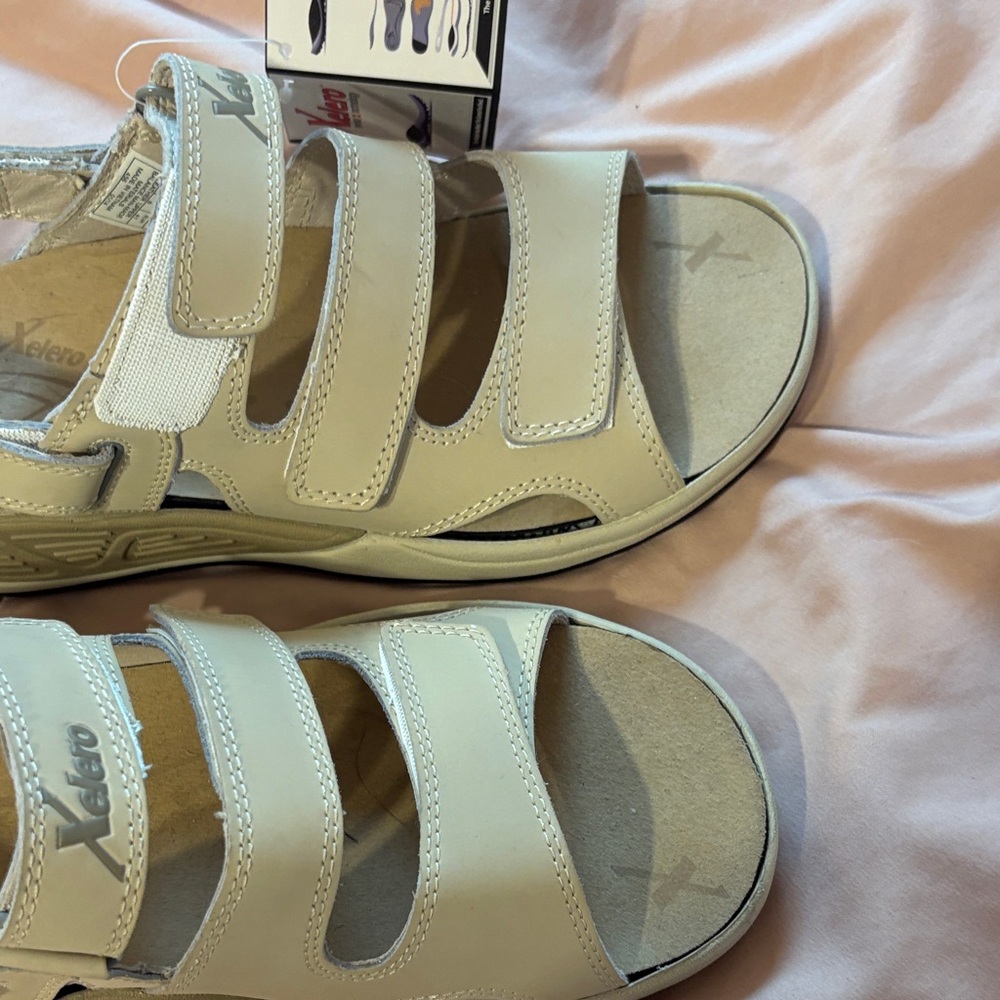 XELERO Athletic Sandals - Cream straps NWT - Picture 14 of 16